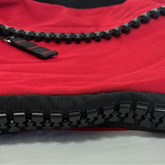 Very unique red nylon bag with huge working zipper accents - Picture 6 of 15